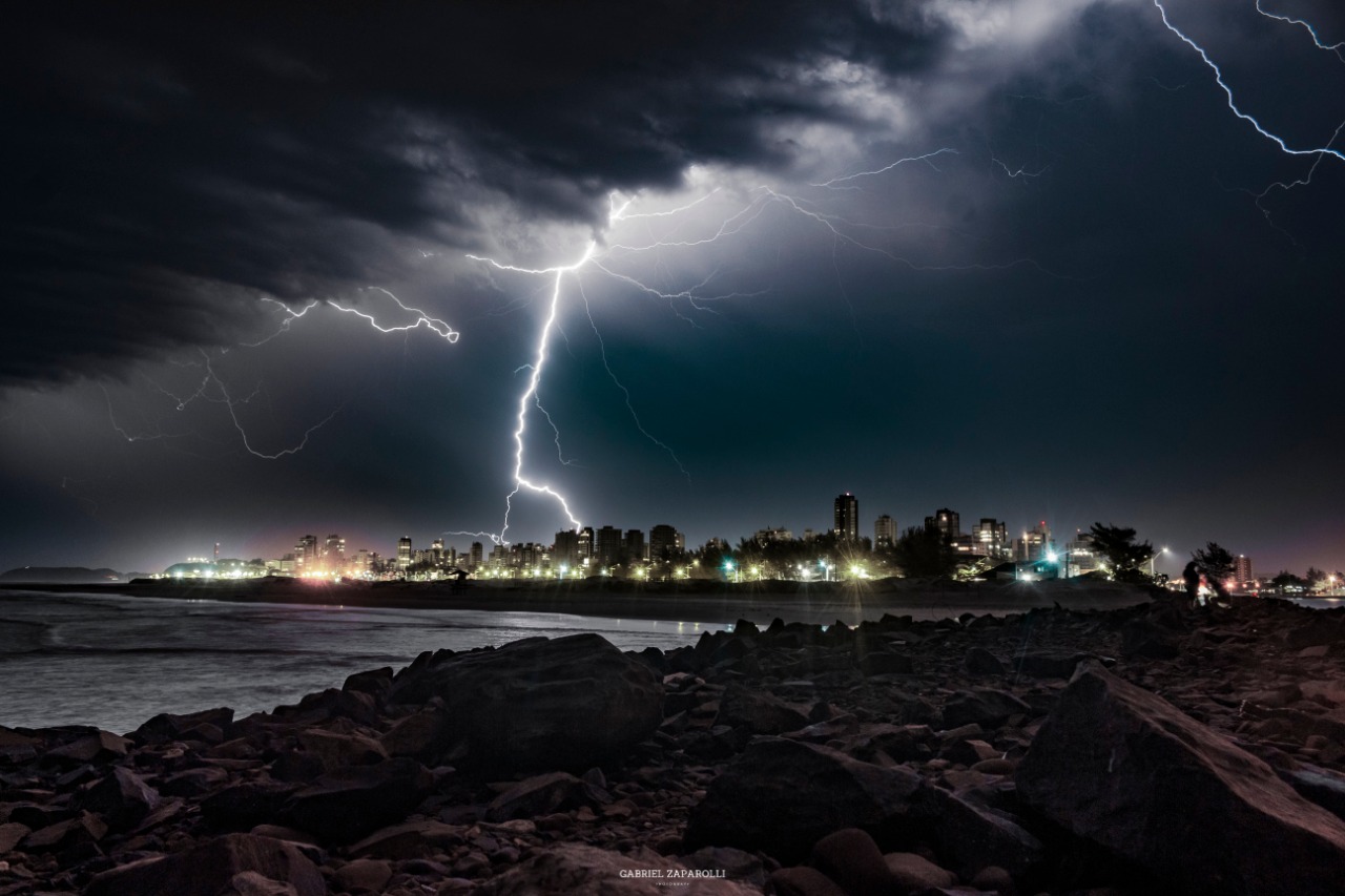 Veja imagens do temporal no Litoral Norte
